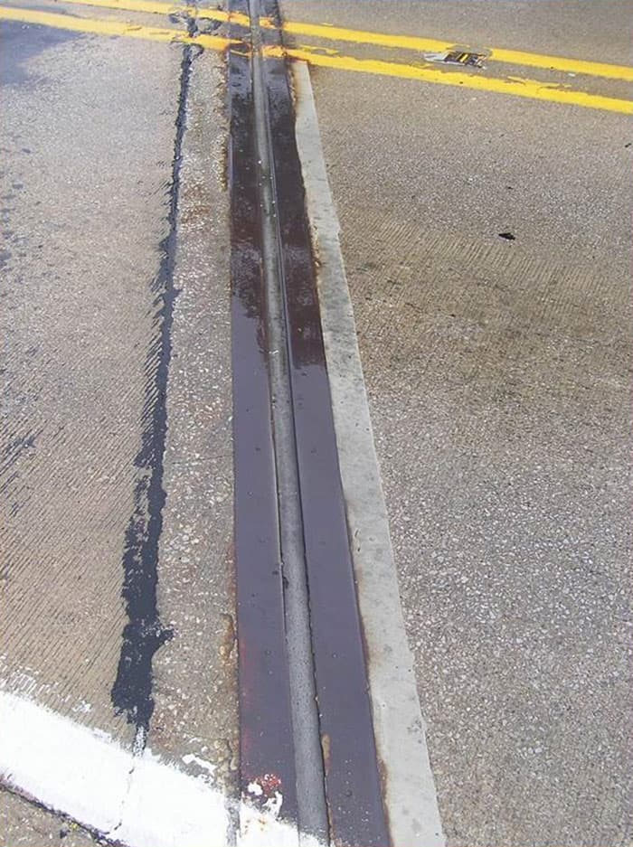 Sealed joints between existing armor plates on road bridge