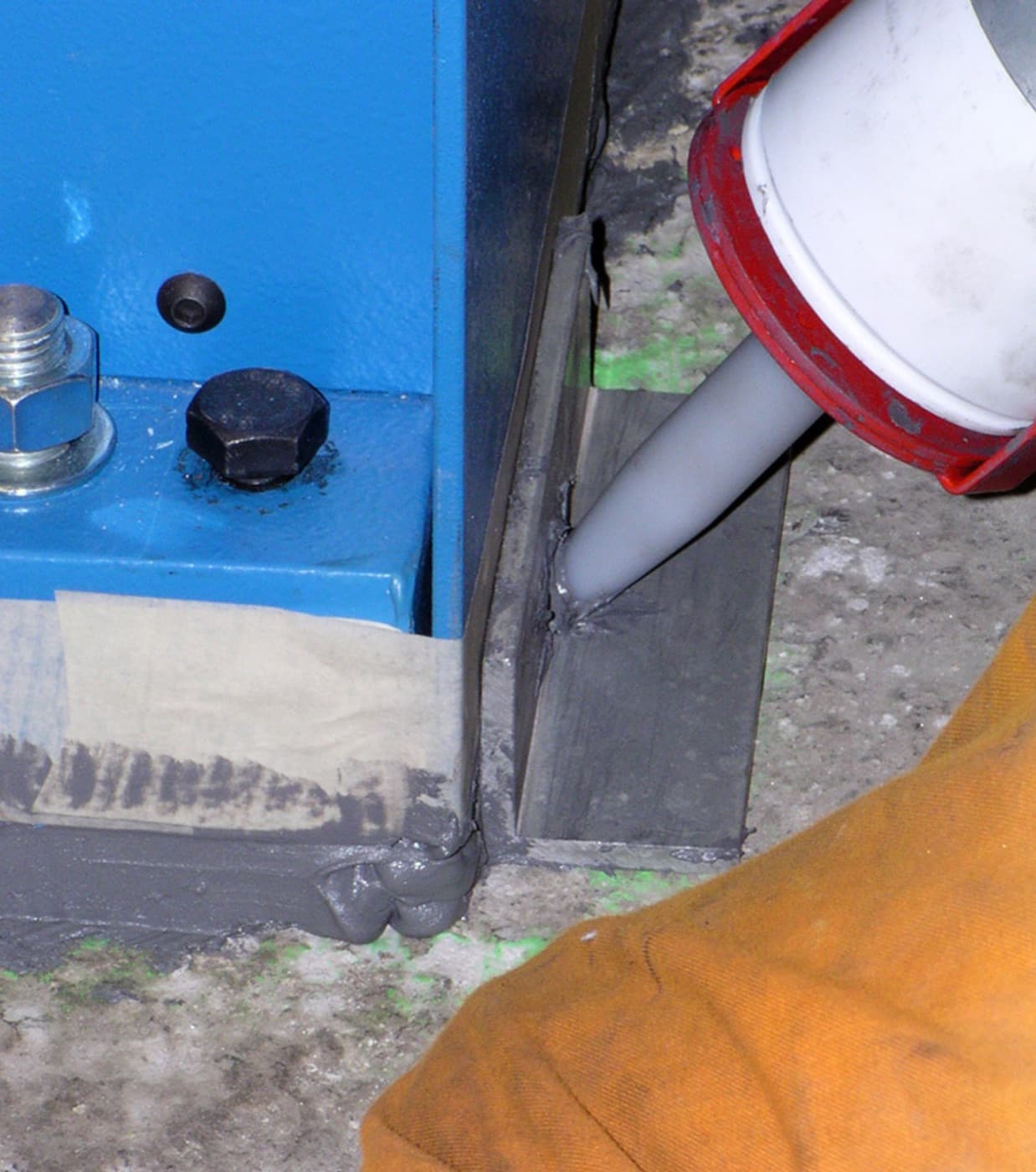 Chocking compound cast in place to the exact gap under a machine base
